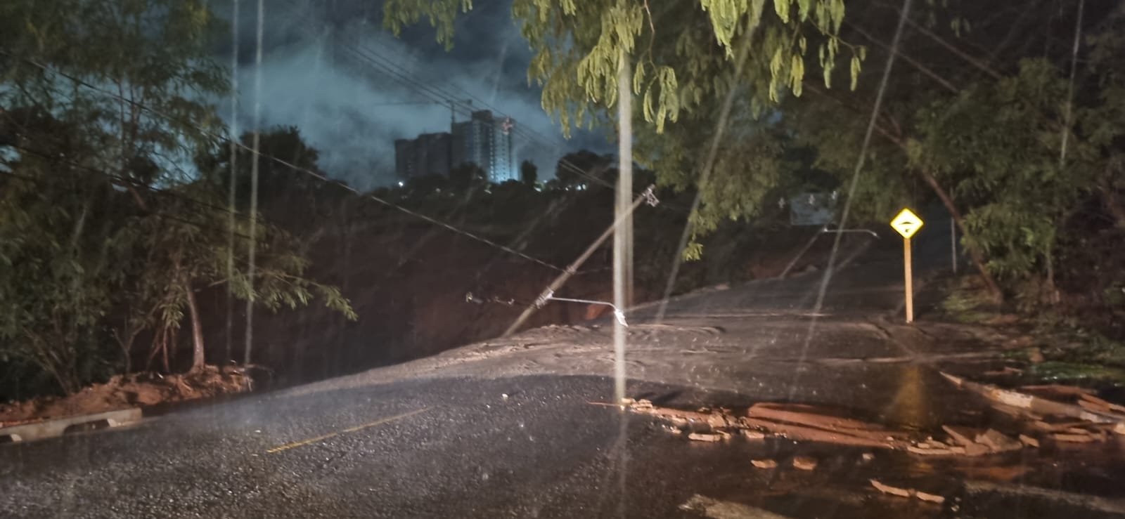 Chuva provoca queda de postes e fecha acesso ao bairro do Botânico